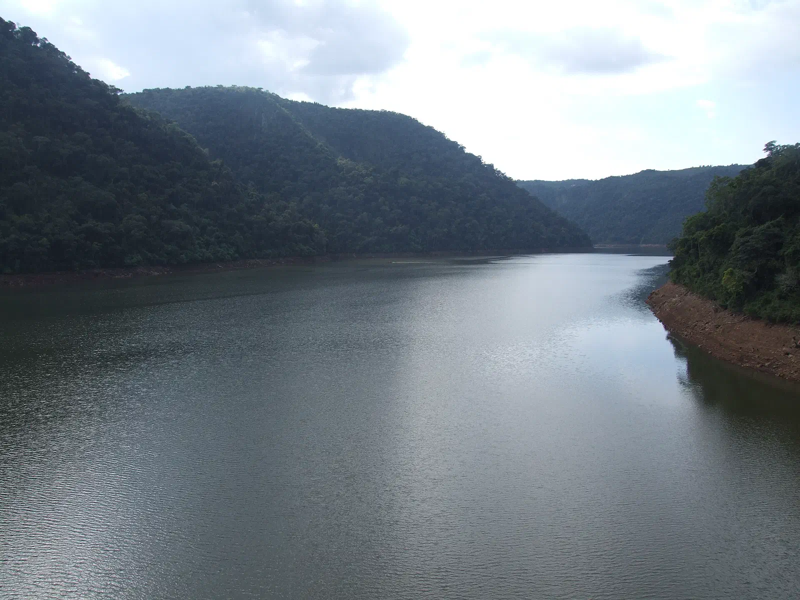 O rio Uruguai em remanso na divisa entre Santa Catarina e Rio Grande do Sul, correndo calmo entre encostas cobertas de mata